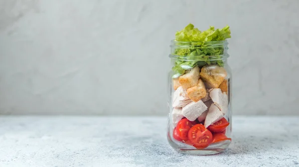 Caesar Salat Einmachglas Auf Grauem Hintergrund Kopierraum Für Text Hausgemachter — Stockfoto