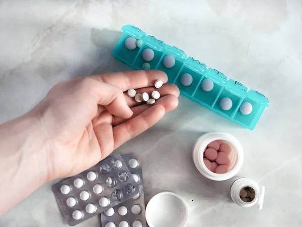 Mão Com Comprimidos Pillbox Vista Superior Caixa Pílula Sete Dias — Fotografia de Stock