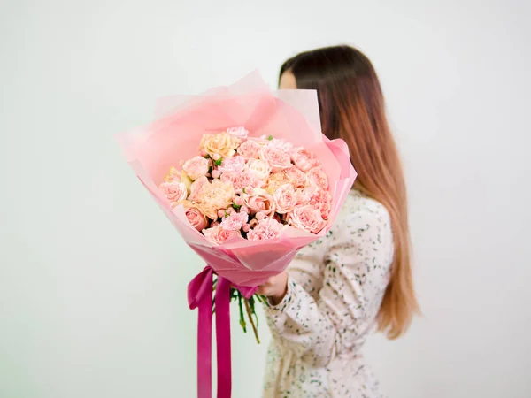 Hermoso Ramo Con Diferentes Flores Color Rosa Manos Mujer Bonito — Foto de Stock