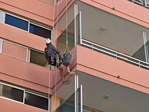 Een Ambachtsman Drijft Touwen Voor Een Balkon Achtste Verdieping Buiten — Stockfoto