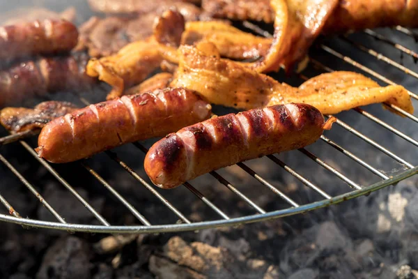 Ongezonde Maar Smakelijke Gegrilde Worsten Vlees — Stockfoto