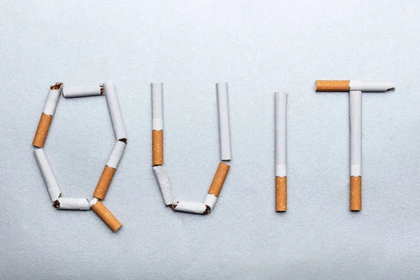Het Woord Stoppen Gespeld Met Behulp Van Sigaretten Witte Achtergrond — Stockfoto