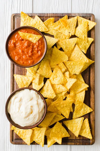 Nachos Chips Maíz Con Tomate Picante Salsas Queso Concepto Comida —  Fotos de Stock