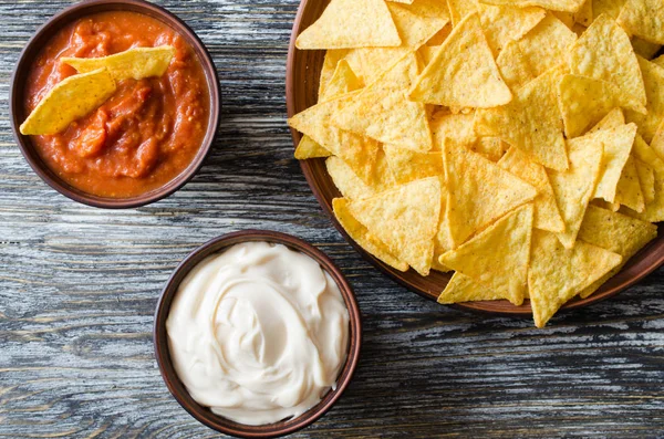 Nachos Chips Maíz Con Tomate Picante Salsas Queso Concepto Comida — Foto de Stock