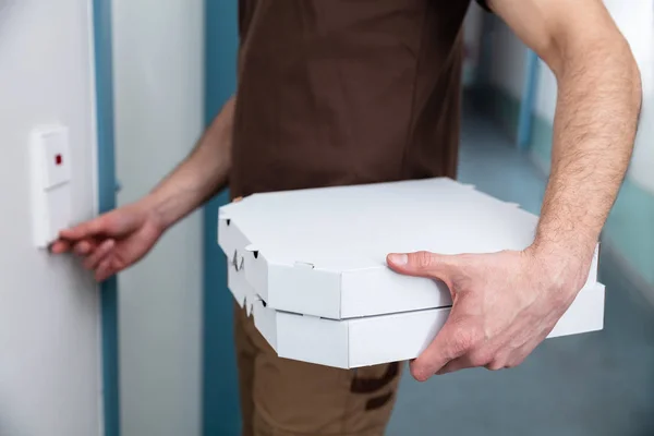 Mano Del Hombre Tocando Timbre Puerta Con Caja Pizza — Foto de Stock