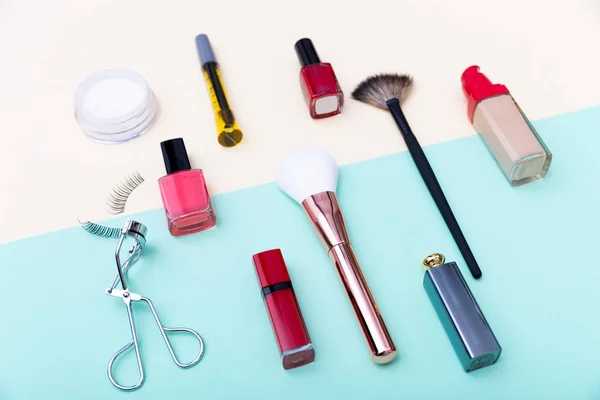 Dekorative Kosmetik Make Produkte Und Pinsel Auf Pastellblauem Hintergrund — Stockfoto