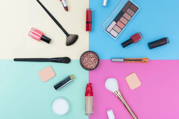 Dekorative Kosmetik Make Produkte Und Pinsel Auf Pastellfarbenem Hintergrund — Stockfoto