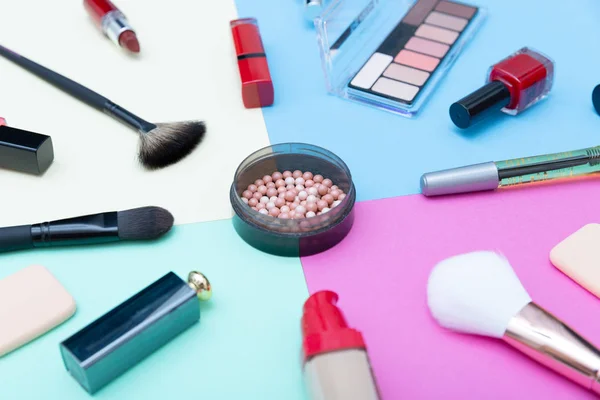 Dekorative Kosmetik Make Produkte Und Pinsel Auf Pastellfarbenem Hintergrund — Stockfoto