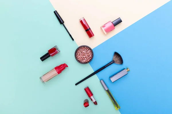 Dekorative Kosmetik Make Produkte Und Pinsel Auf Pastellblauem Hintergrund — Stockfoto