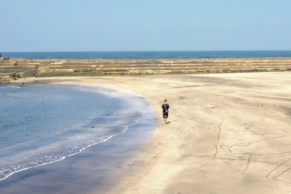 Dalgakıran Eski Harap Taş Adımları Ile Yalnız Plaj Bir Adam — Stok fotoğraf