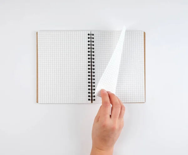 Notebook Aperto Vuoto Una Cella Una Mano Femminile Sfondo Bianco — Foto Stock