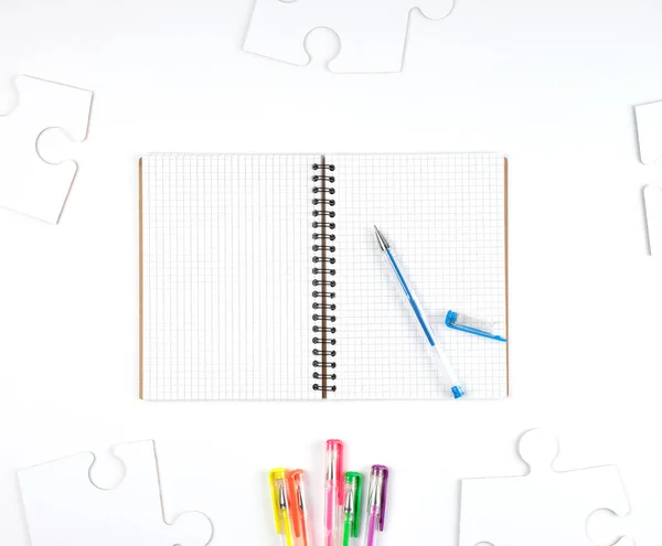 Nyitott Notebook Egy Cellába Egy Kék Toll Fehér Alapon Mellette — Stock Fotó