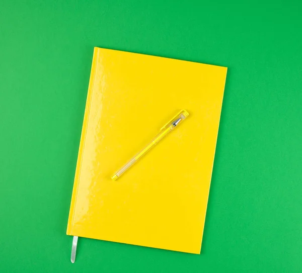 Жовтий Закритий Блокнот Жовта Ручка Зеленому Фоні Вид Зверху — стокове фото