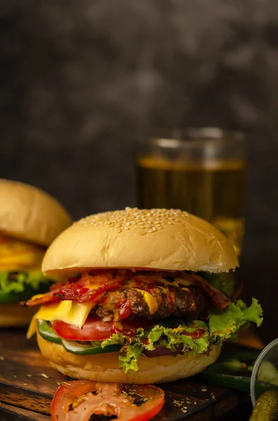 Hovězí Slaninový Hamburger Sýrem Čerstvou Zeleninou Dřevěné Řezací Desce — Stock fotografie