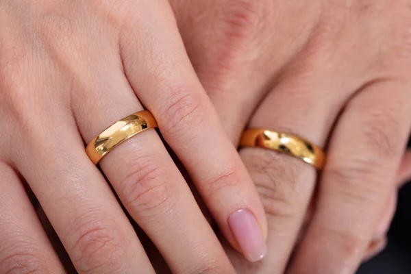 Vista Ângulo Alto Mão Casal Mostrando Seus Anéis Casamento — Fotografia de Stock