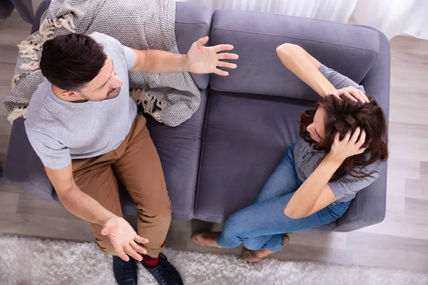 Close Agressivo Esposa Lutando Com Seu Marido Casa — Fotografia de Stock