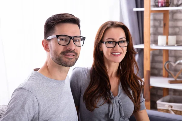 Retrato Jovem Casal Feliz Vestindo Óculos — Fotografia de Stock