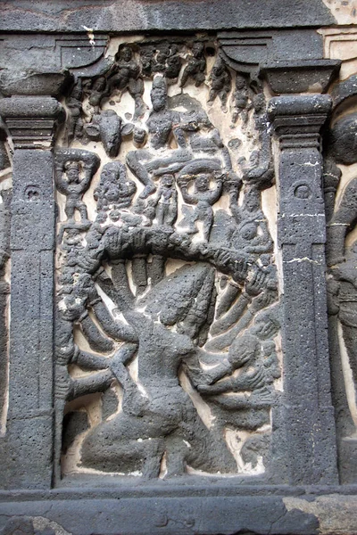 インド マハラシュトラ州エローラのカイラシュ寺院の壁にラバナリフト山カイラシュのバスレリーフ彫刻 — ストック写真