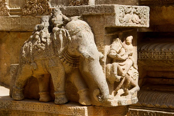 Λίθινη Γλυπτική Πολεμιστών Ελέφαντα Και Άλογο Πίσω Στον Τοίχο Στη — Φωτογραφία Αρχείου