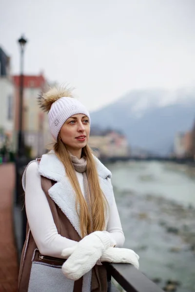 Mädchen Steht Einem Geländer Auf Der Brücke — Stockfoto