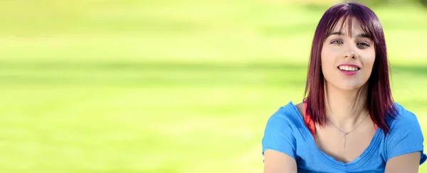 Retrato Una Hermosa Mujer Joven Con Una Camisa Azul Aire — Foto de Stock