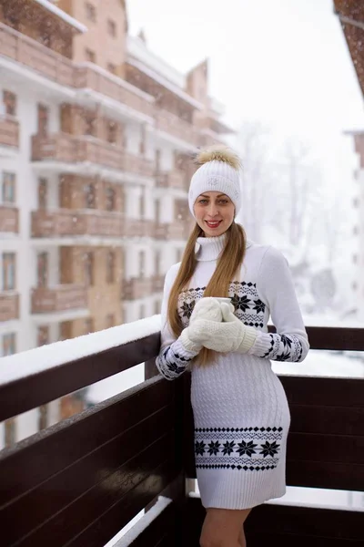 Kvinna Med Mugg Terrass Vinter Flicka Med Varm Dryck — Stockfoto