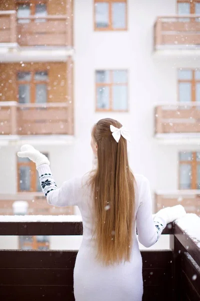 Mädchen Spielt Mit Schnee Auf Der Winterterrasse — Stockfoto