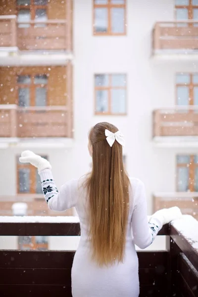 Mädchen Spielt Mit Schnee Auf Der Winterterrasse — Stockfoto