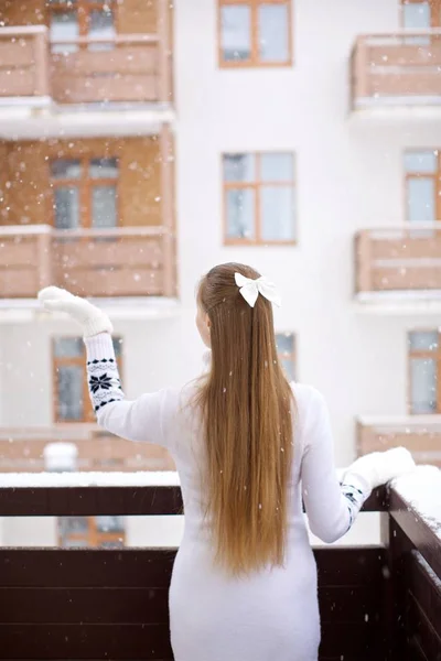 Девушка Играет Снегом Террасе Зимой — стоковое фото