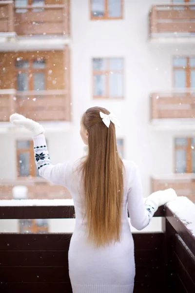 Mädchen Spielt Mit Schnee Auf Der Winterterrasse — Stockfoto