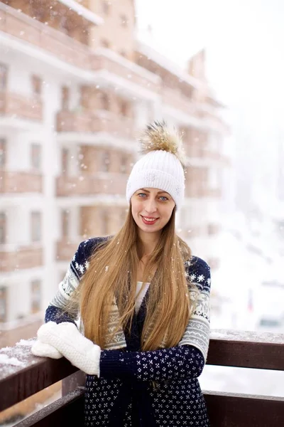 Mädchen Mit Schnee Auf Der Winterterrasse Schnee Hintergrund — Stockfoto