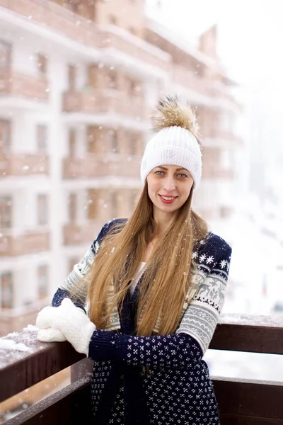 Mädchen Mit Schnee Auf Der Winterterrasse Schnee Hintergrund — Stockfoto