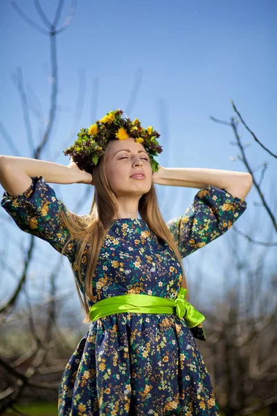 Fille Dans Une Couronne Est Profiter Des Rayons Soleil — Photo