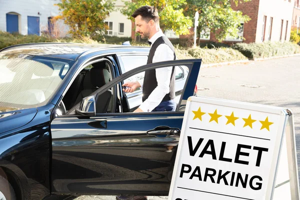 Valet Masculino Feliz Apertura Puerta Del Coche Cerca Del Aparcacoches — Foto de Stock