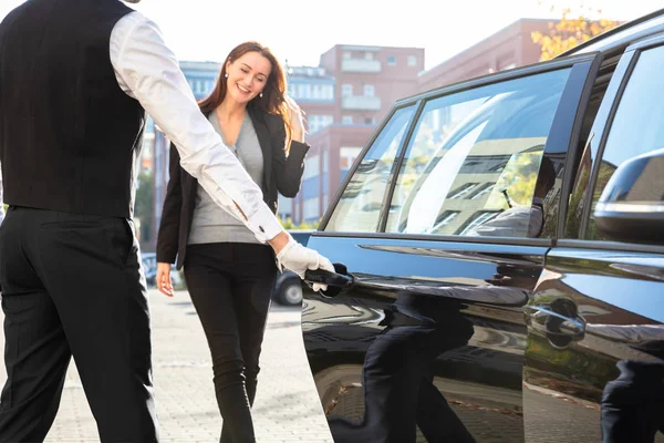 Chauffeur Öffnet Private Autotür Für Geschäftsfrau — Stockfoto