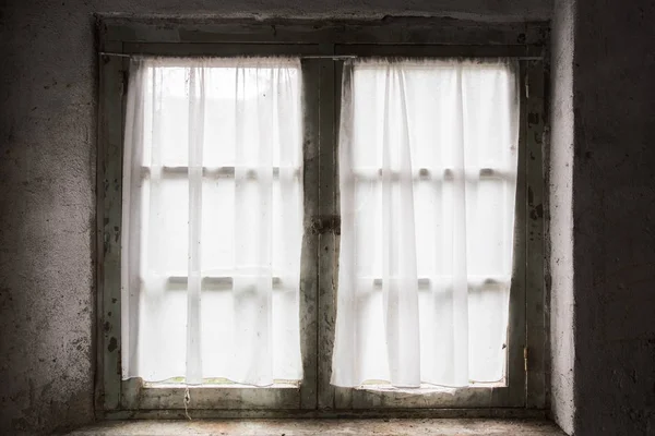 暗い古い窓にレンガとカーテン光が差し込む闇 — ストック写真
