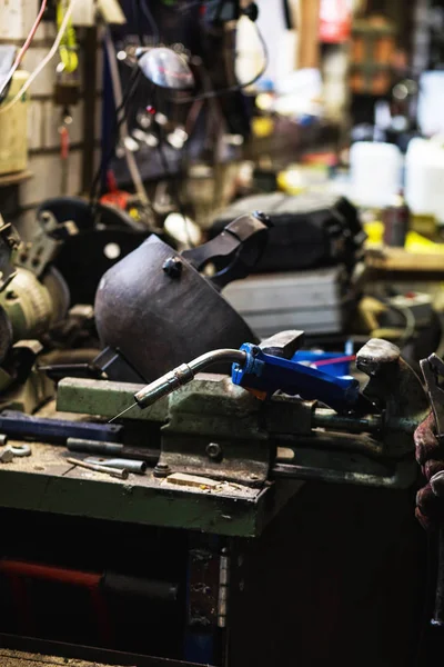 焊机是在车库里焊接金属零件 带防护面罩 工业钢制焊机 — 图库照片