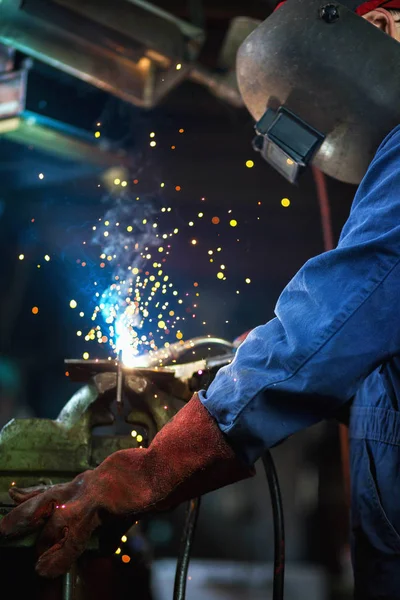 Soldador Está Soldando Garaje Trabajador Industrial Estructura Acero Soldadura Fábrica — Foto de Stock