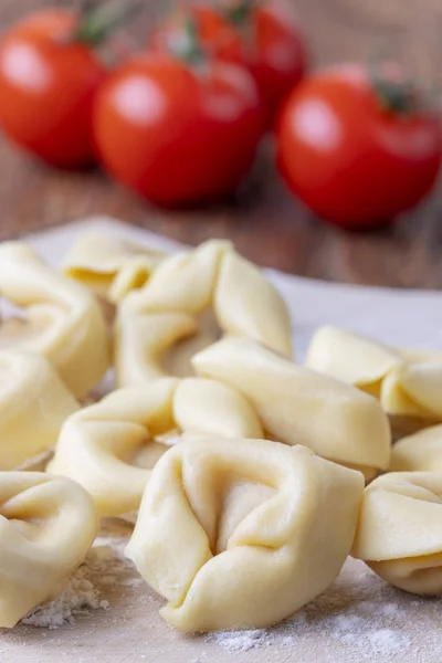 Tortellini Crudi Legno Con Pomodoro — Foto Stock