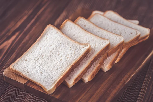 Tahtada Beyaz Ekmek Dilimleri — Stok fotoğraf