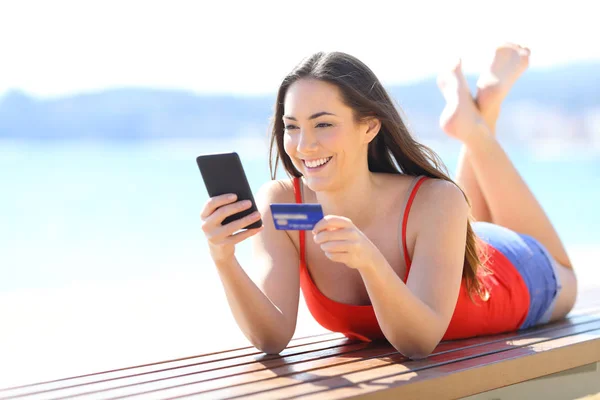Lycklig Tjej Köper Online Med Smart Telefon Och Kreditkort Liggande — Stockfoto