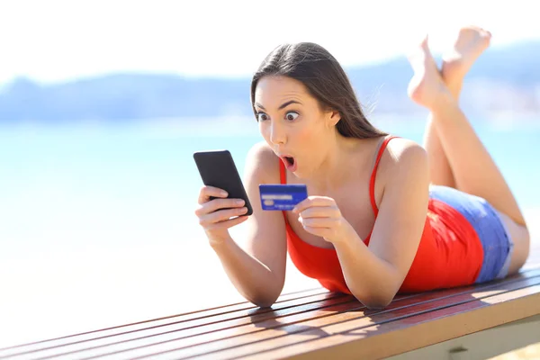 Mujer Sorprendida Encontrar Oferta Compra Línea Con Tarjeta Crédito Teléfono — Foto de Stock