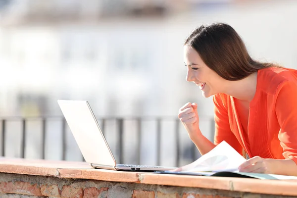 Podekscytowany Self Employed Sprawdzanie Zawartości Laptopa Zewnątrz Balkonie — Zdjęcie stockowe