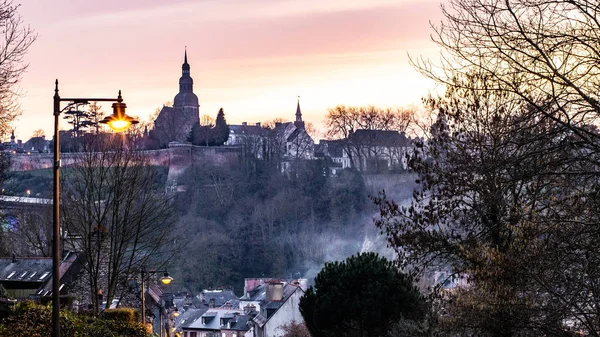 Crepúsculo Vista Cidade Dinan Suas Muralhas Bretanha França — Fotografia de Stock