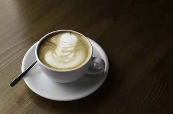 Café Com Leite Uma Xícara Branca Uma Mesa Marrom Colher — Fotografia de Stock