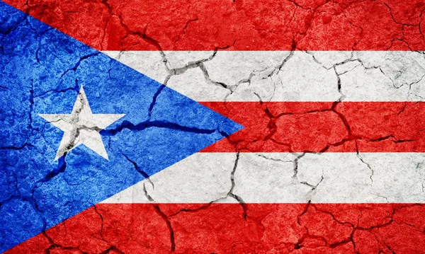 プエルトリコの旗 乾燥した地球の地面のテクスチャの背景に 米国の未採用の領土 — ストック写真