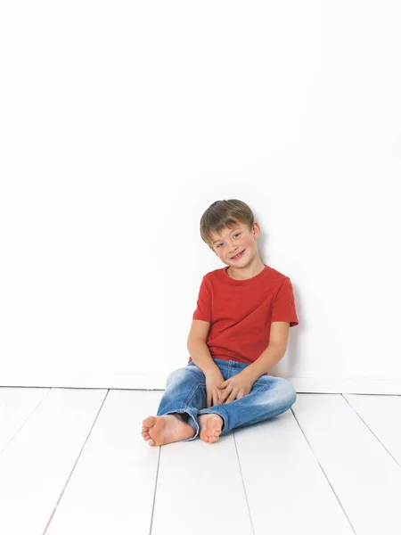 Kırmızı Tişörtlü Mavi Kotlu Yakışıklı Sarışın Çocuk Beyaz Arka Planda — Stok fotoğraf