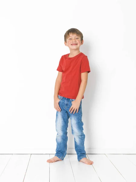 Menino Bonito Loiro Com Camisa Vermelha Jeans Azul Está Posando — Fotografia de Stock