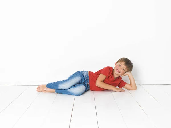 Netter Blonder Junge Mit Rotem Hemd Und Blauer Jeans Posiert — Stockfoto