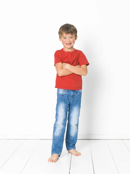 Menino Bonito Loiro Com Camisa Vermelha Jeans Azul Está Posando — Fotografia de Stock